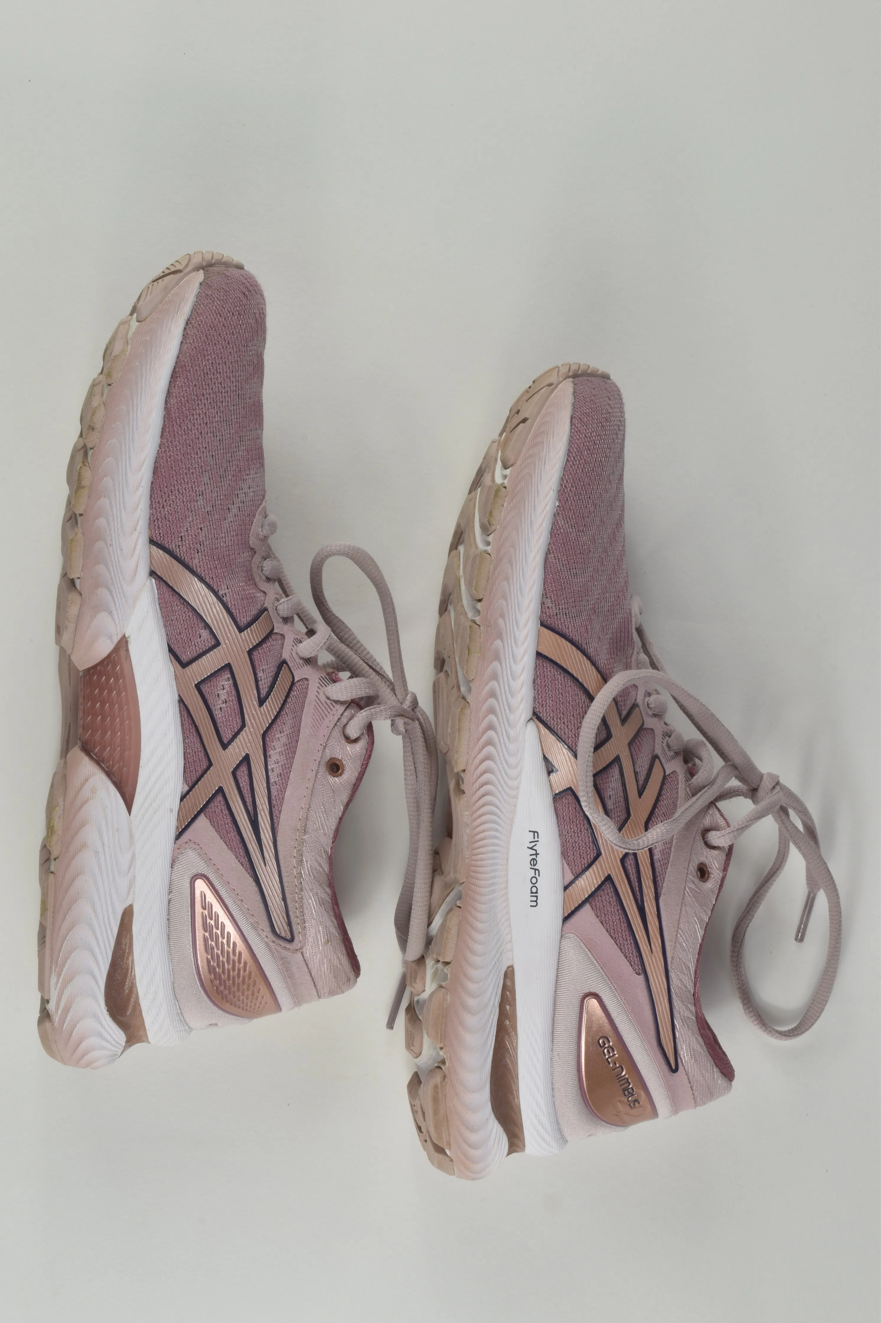 Asics Size US 6 Gel Nimbus 22 Sneakers