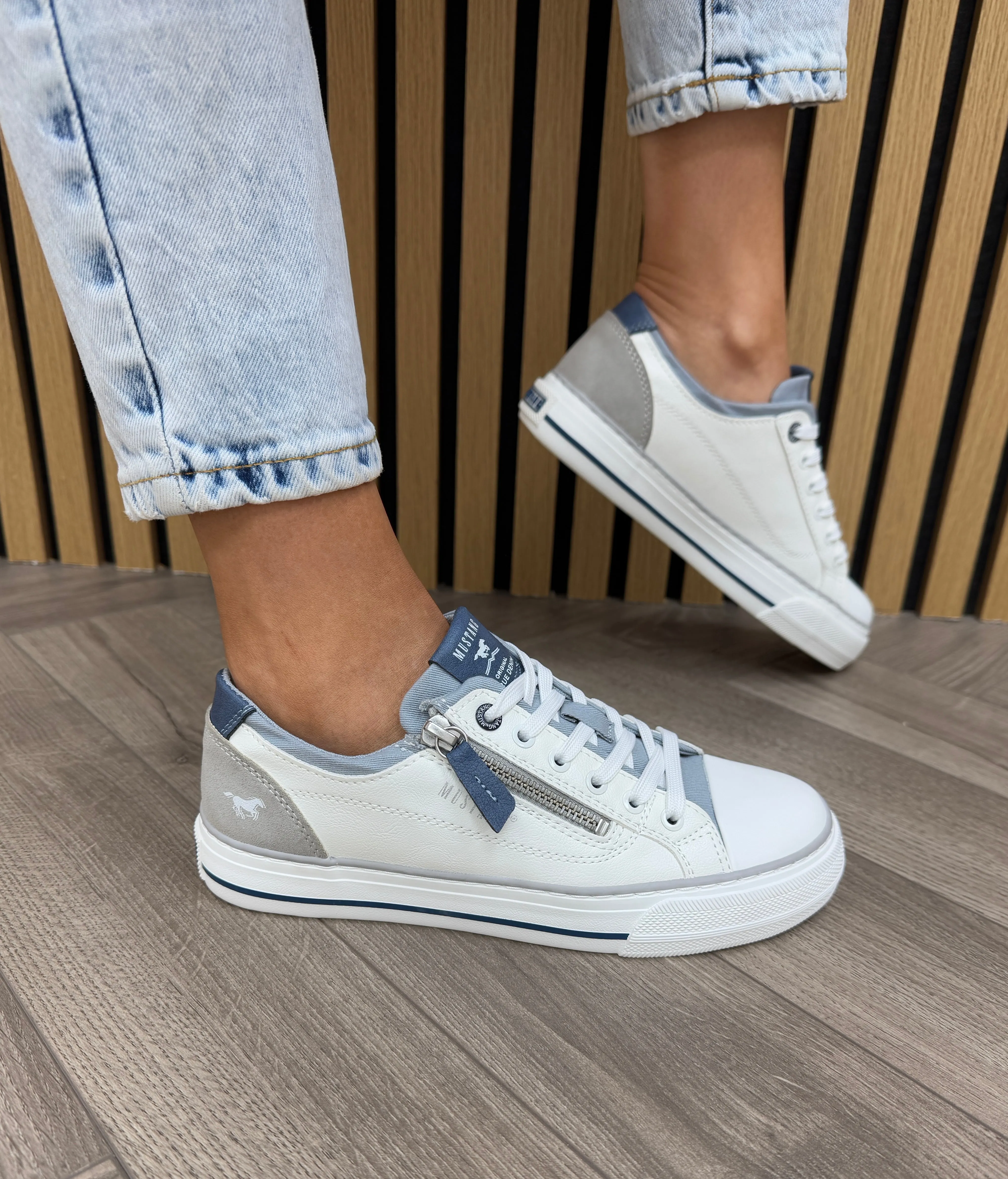 Mustang (SS25) Lace Up Trainer With Side Zip 1272-310-188- Weiss/Hellblau (M8)