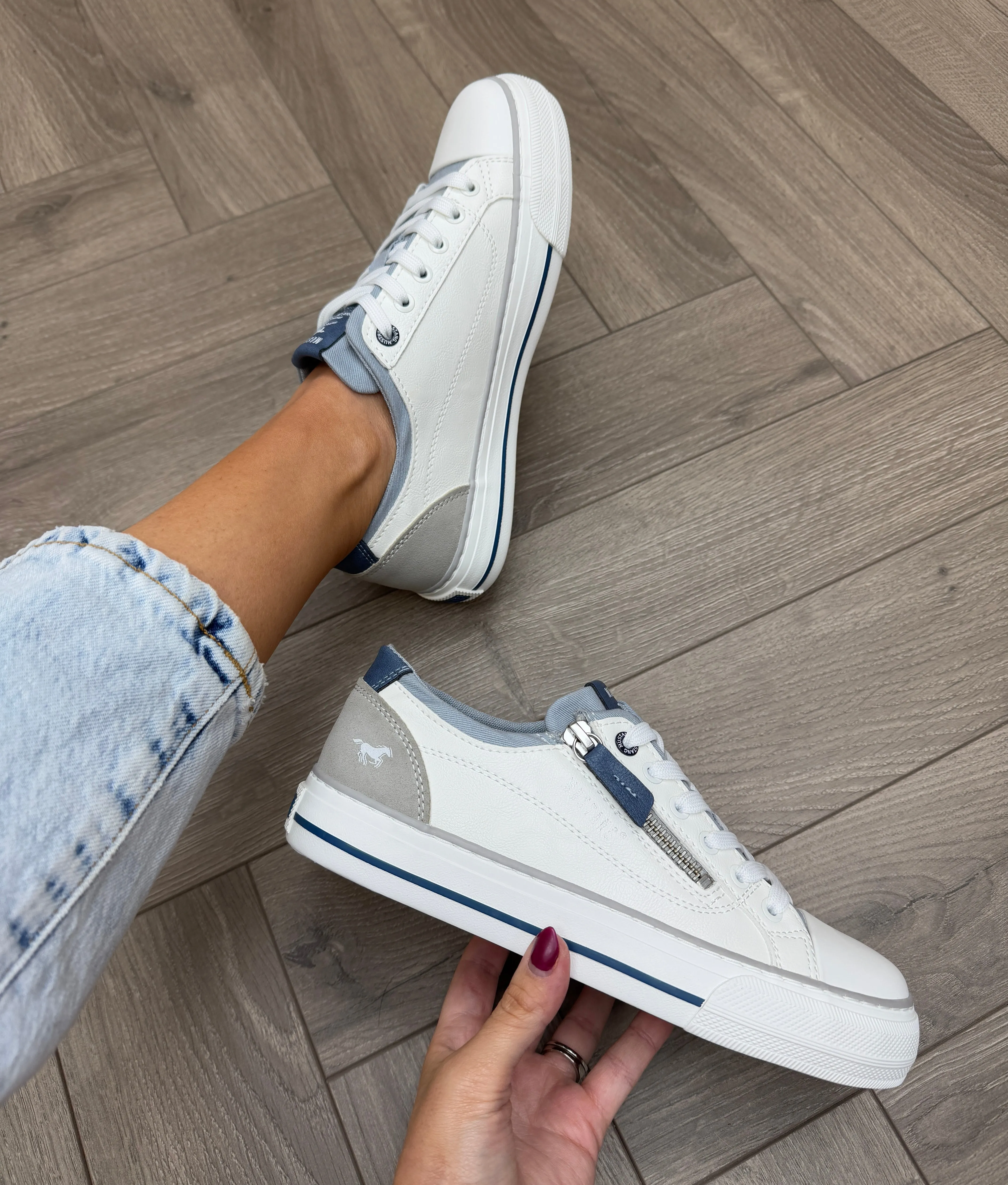 Mustang (SS25) Lace Up Trainer With Side Zip 1272-310-188- Weiss/Hellblau (M8)