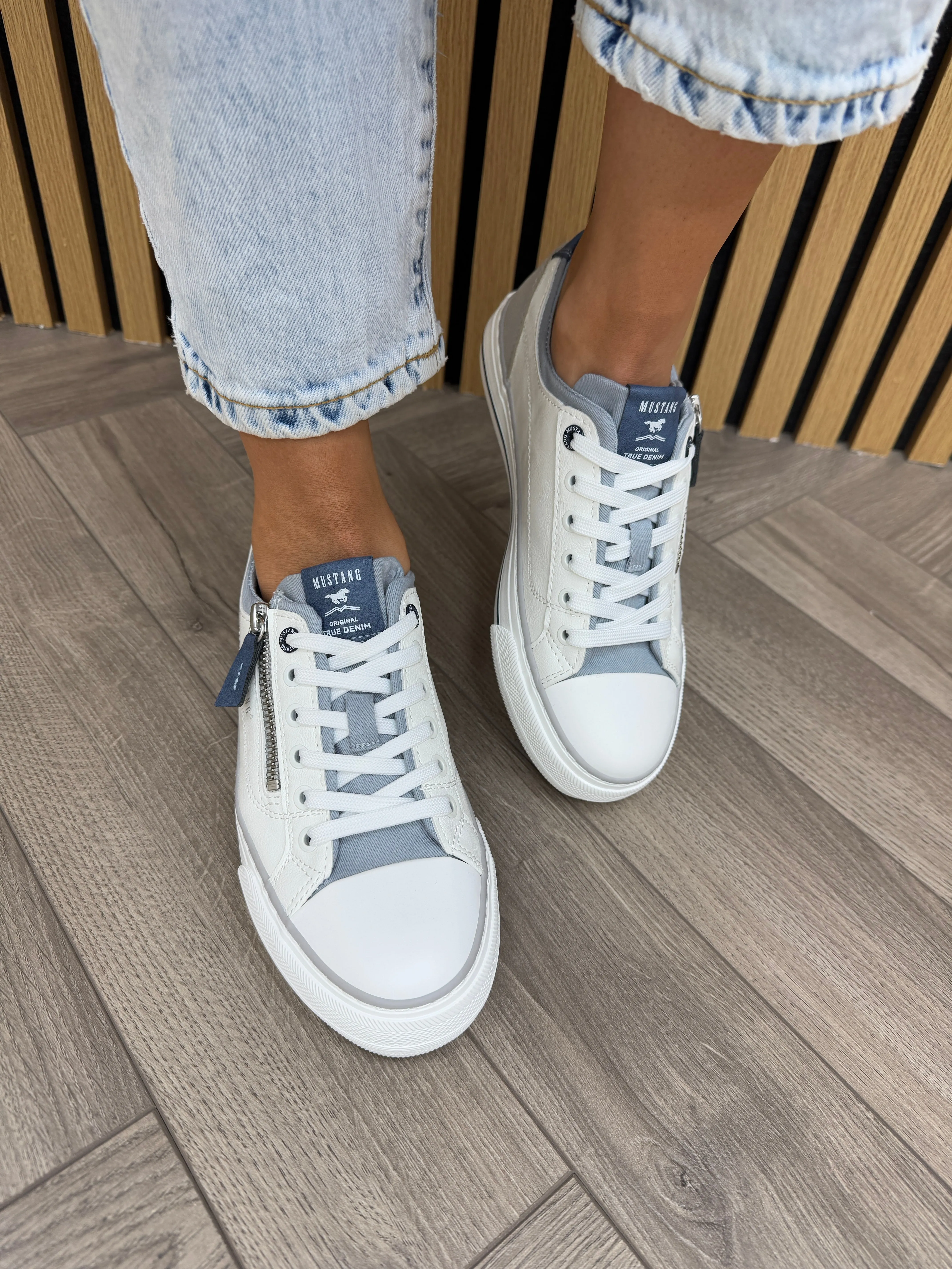 Mustang (SS25) Lace Up Trainer With Side Zip 1272-310-188- Weiss/Hellblau (M8)