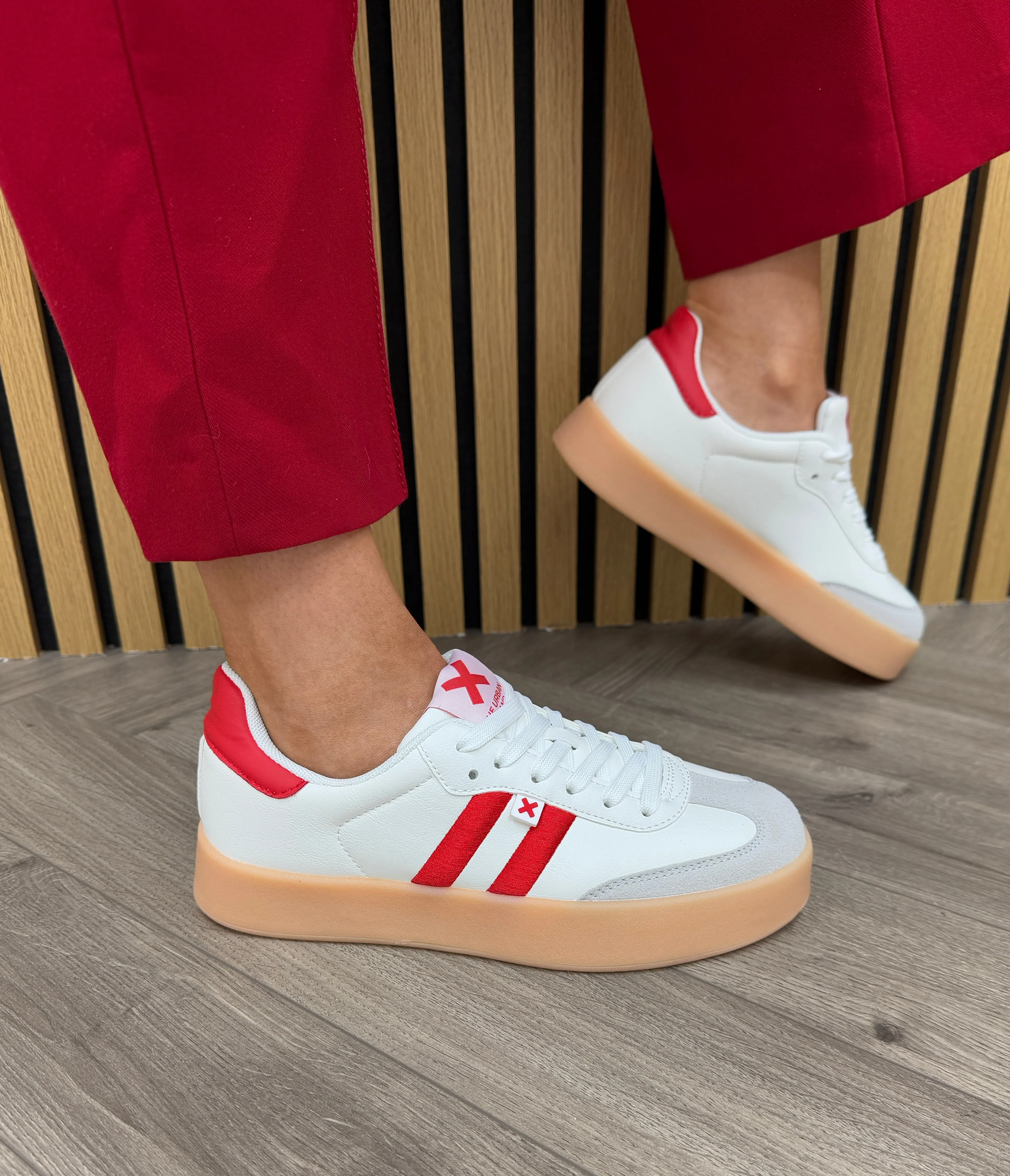 XTI 144050 (SS25) Trainer With Flatform Gum Sole - Rojo (X26)
